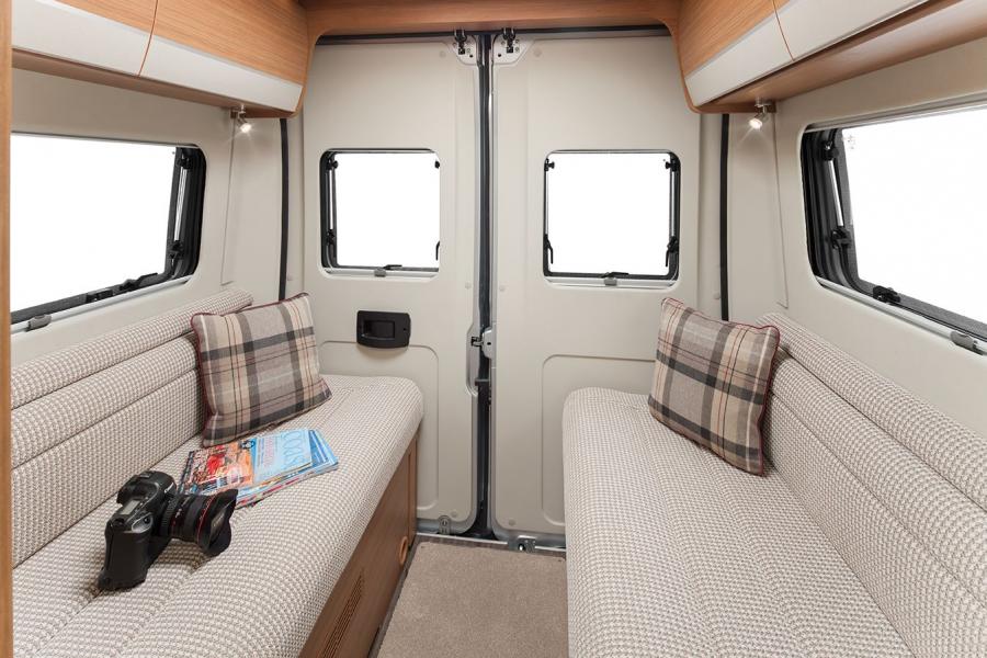 Интерьер Auto-Trail V-Line 540 SE 2015 года  (фото 3 из 6)